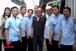 Abu Rizal Bakrie Berfoto dengan Karyawan Restoran Saat Makan di Sari Bundo Juanda