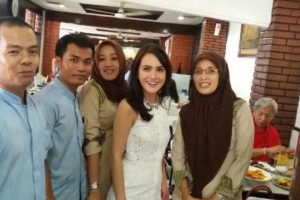 bersama-sandi-aulia-di-saat-makan-di-sari-bundo