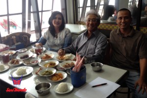 Owner (kanan) Foto Bersama Adnan Buyung Nasution yang Makan di Sari Bundo Juanda