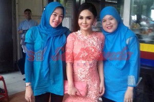 Yuni Shara berkunjung ke RM Sari Bundo Juanda