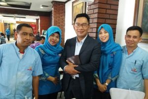 kang emil ridwan kamil makan di saribundo