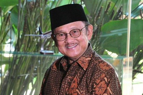 habibie-makan-di-sari-bundo