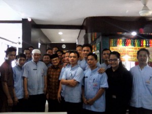 habibie bersama karyawan rumah makan sari bundo