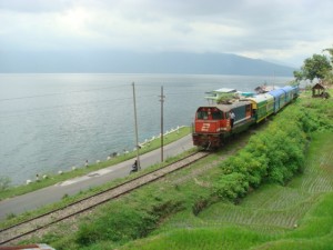 kereta-tepi-danau-singkarak