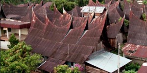 gonjong-atap-rumah-adat-minang-kawasan-nagari-rumah-gadang-620X31