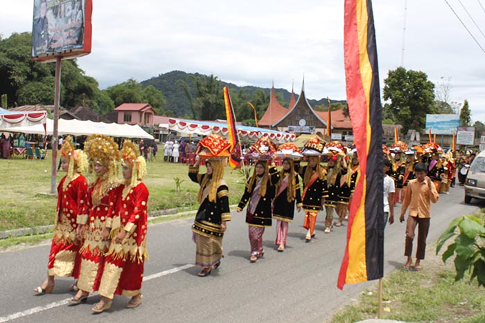 Bunsuku-matrilineal-sumbar-gelar-festivaldo kanduang mengelilinggi lapangan sumber antara foto