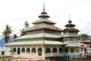 Masjid Berumur Ratusan Tahun Masih Berdiri Kokoh di Tepi Danau Maninjau 1