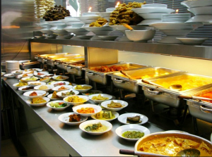 display makanan di palung keunikan rumah makan padang