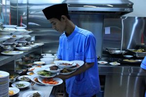 “Skill” Unik dari Pelayan Restoran Padang