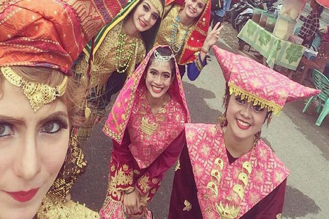 Mahasiswa Azerbaijan Ini Jatuh Cinta pada Rendang dan Padang