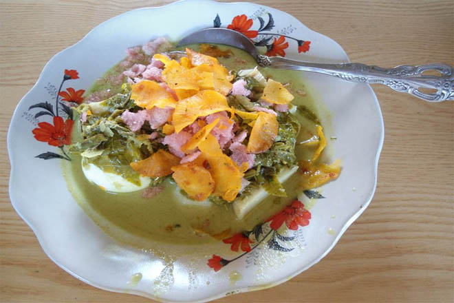 Resep Membuat Katupek Gulai Paku Cita Rasa Khas Minang