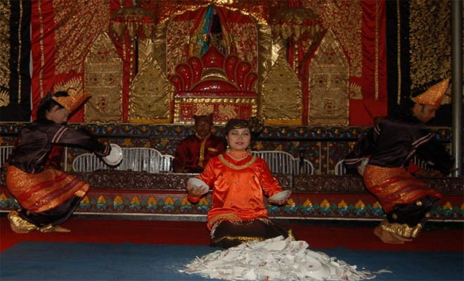 Tari Pecah Piriang Ramaikan Pesta Rumpun Minang Belgia