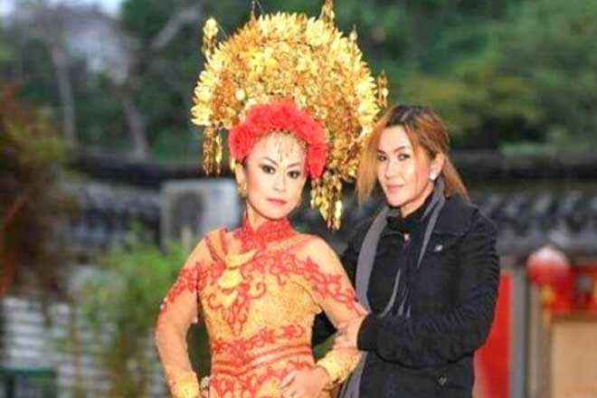 Clara Vincent Naikkan Pamor Rias Adat Minangkabau di Hongkong
