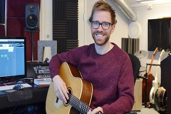 Penyanyi lagu Nasi Padang Asal Norwegia Akhirnya Nikmati Lezatnya Makanan Padang