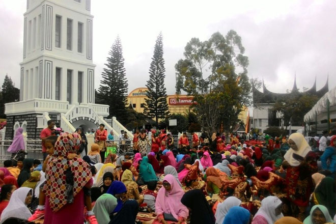 Prosesi Makan Bajamba Jam Gadang Bukittinggi Disesaki Ribuan Warga