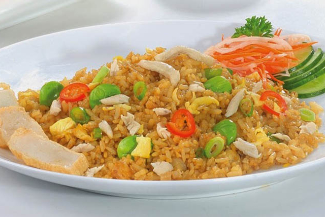 Makan Nasi Goreng Patai Khas Padang Kenikmatan yang Tak Terlupakan