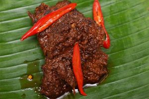Orang Minang tak akan menyajikan rendang yang manis atau berkuah