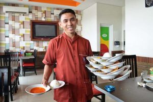 pelayan rumah makan padang