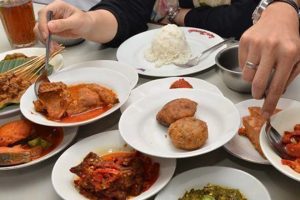 rumah makan padang tertua di jakarta