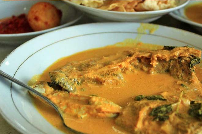 Pernah Dengar Nasi Pauh? Ini Lho Bedanya Dengan Nasi Padang Biasa