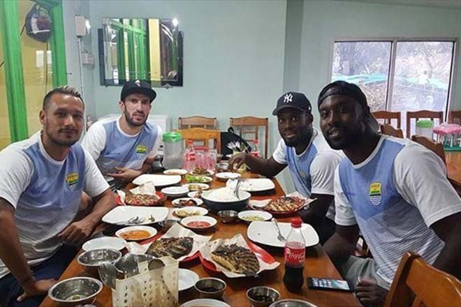 Jelang pertandingan melawan Semen Padang di Stadion Haji Agus Salim, Sabtu (13/5/2017), gelandang Persib Bandung, Michael Essien membuat heboh dunia maya. Dia makan nasi padang. Melalui akun Instagram pribadinya, mantan pemain Chelsea itu sedang menyantap berbagai jenis makanan khas padang. Michael Essien terlihat menyantap ikan bakar plus nasi. Essien tidak sendiri. Dia makan masakan Padang bersama tiga pemain Persib lainnya, Vladimir Vujovic, Carlton Cole, dan Raphael Maitimo. "Menikmati makanan lokal khas Indonesia bersama @raphaelmaitimo, @ iamcarltoncole12, @ vladoluna3 #Padang," kicau pemain asal Ghana. Unggahan Essien membuat heboh dunia maya. Foto tersebut sudah mendapat lebih dari 63 ribu likes. "Awas kang @iam_ess, jangan kebanyakan makan santen, nanti kalau buang air pedas," cuit pemilik akun @arzuandie. "Jam segini lihat Essien makan nasi Padang jadi lapar," timpal pemilik akun @reswindu. Ada juga kicauan netizen mengenai Essien yang sudah tidak menjaga pola makannya selama bermain di Indonesia. "Kok Michael Essien tidak memperhatikan gizi yah? Bagaimana bisa bugar kalau makannya sebanyak itu?" tanya @asep.