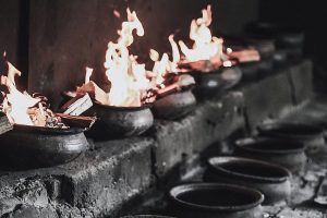 Memasak Kopi Kawa menggunakan tungku