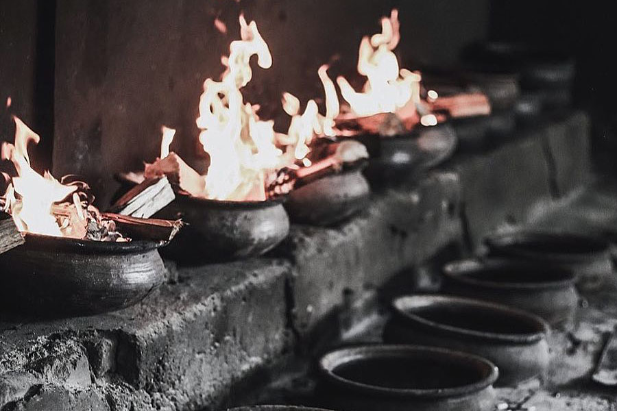 Memasak Kopi Kawa menggunakan tungku