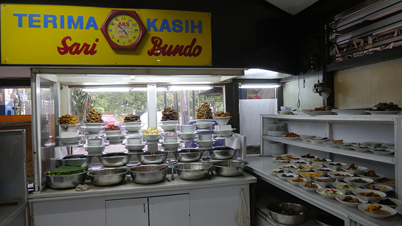 display keunikan rumah makan padang menarik