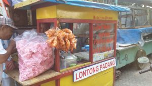 Jajal Nikmatnya Ketupat Sayur Khas Padang ala Gerobakan