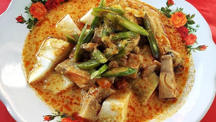 Jajal Nikmatnya Ketupat Sayur Khas Padang ala Gerobakan