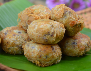 Daftar Menu Wajib yang Selalu Tersedia di Rumah Makan Padang perkedel kentang