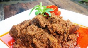 Daftar Menu Wajib yang Selalu Tersedia di Rumah Makan Padang rendang