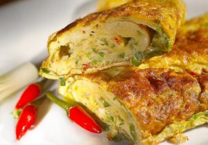 Daftar Menu Wajib yang Selalu Tersedia di Rumah Makan Padang telor dadar