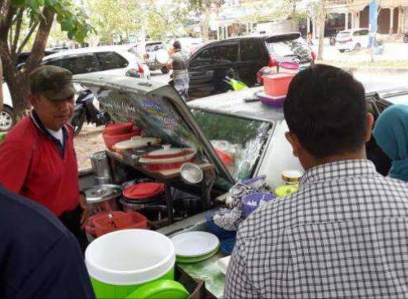 Kedai Nasi Ampera Bagasi, Berjualan Nasi Padang di Mobil Tua