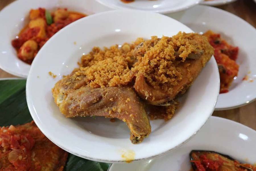 Rahasia Gurih Renyah Ayam Goreng Rumah Makan Padang
