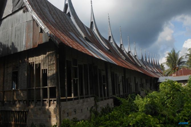 Rumah Gadang 20 Ruang, Terbesar dengan Panjang Lebih dari Lapangan Bola b