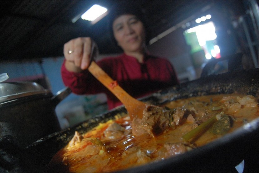 Dimasak Dalam Jangka Waktu Lama, Kadar Nutrisi Rendang Ternyata Tak Berkurang