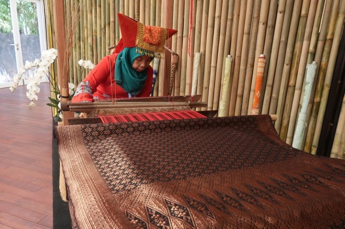 Mengapa Tenun Asli Pandai Sikek itu Mahal?