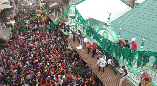 Melihat Tradisi Warga Keturunan India " Serak Gulo " Muslim di Padang