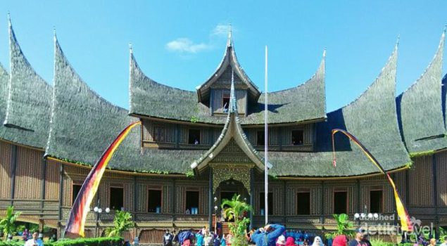 Melihat Kemegahan Istana Pagaruyung di Sumbar