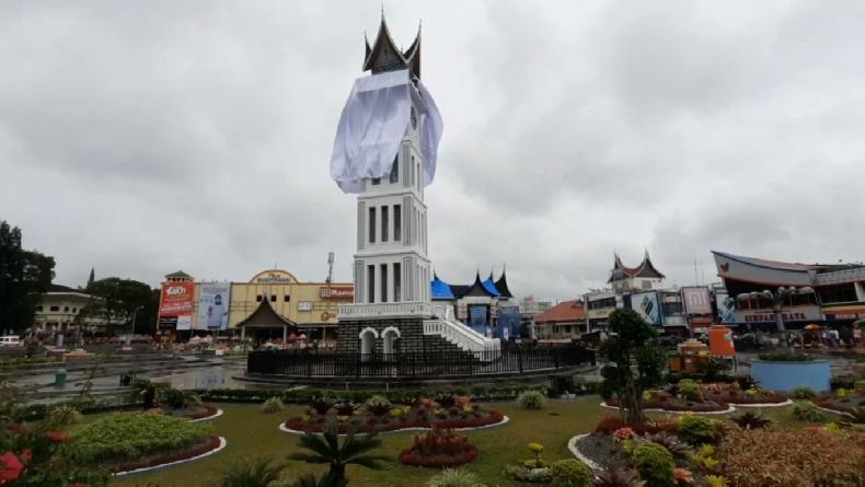 jam gadang pakai masker