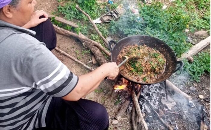 memasak rendang belalang