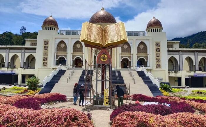 monumen quran raksasa di kota padang panjang