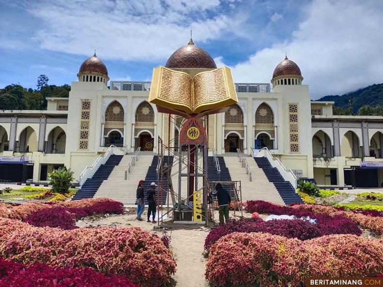 monumen quran raksasa di kota padang panjang