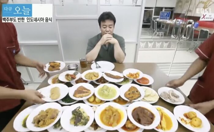 Baek Jong Won saat berkunjung ke sebuah rumah makan Padang di Jakarta pada tahun Foto- YouTube EBSDocumentary