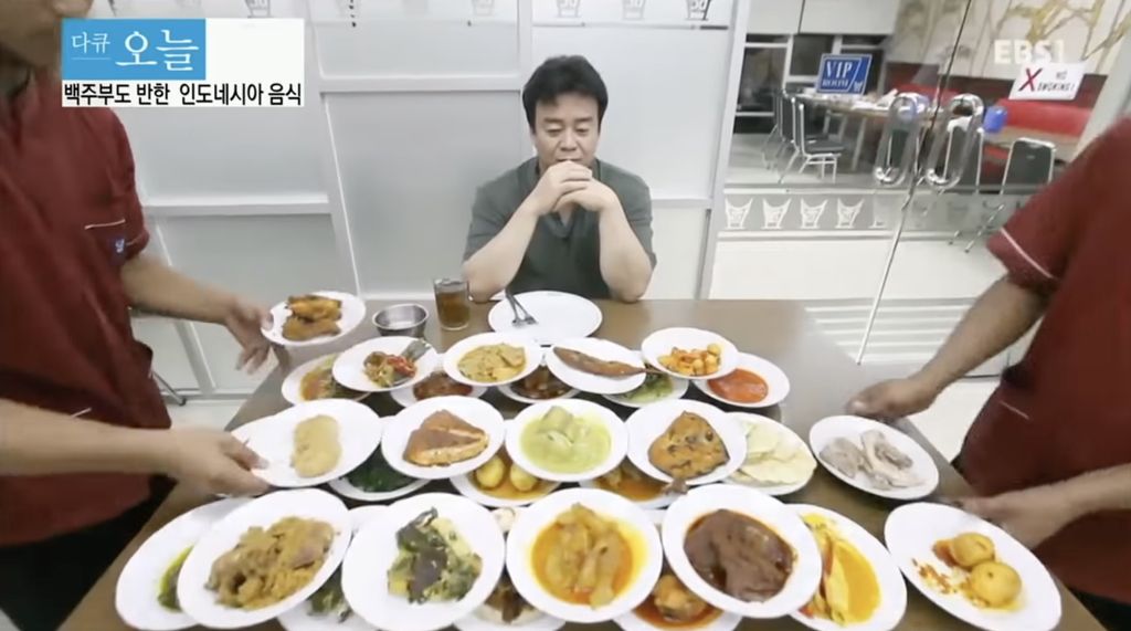Baek Jong Won saat berkunjung ke sebuah rumah makan Padang di Jakarta pada tahun Foto- YouTube EBSDocumentary