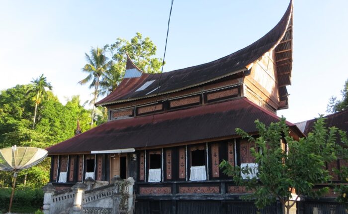 rumah gadang baanjuang