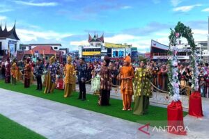 Pakaian Adat Minangkabau Ramaikan Jam Gadang Fashion Week