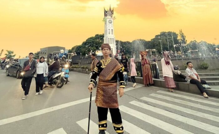 Pakaian Adat Minangkabau Ramaikan Jam Gadang Fashion Week