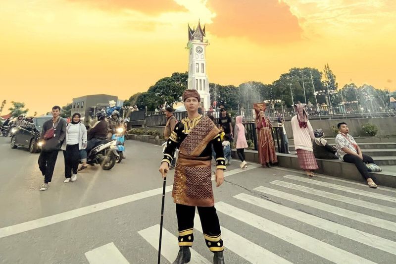 Pakaian Adat Minangkabau Ramaikan Jam Gadang Fashion Week